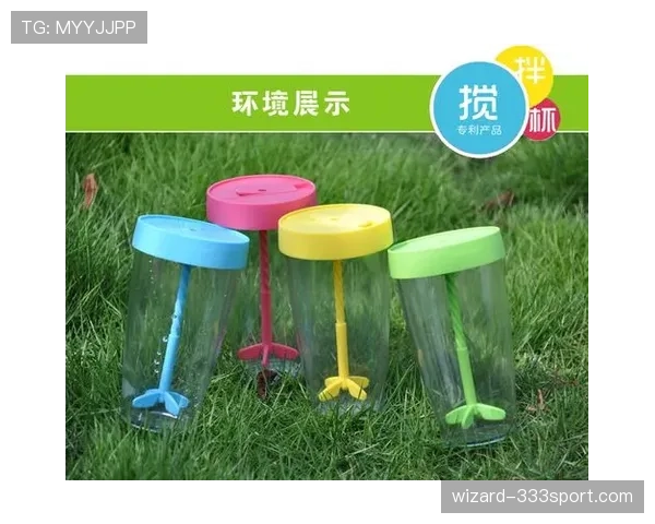 蒋圣龙训练完随手拿杯咖啡那架势，我怀疑他把球场当成了豪宅早餐间